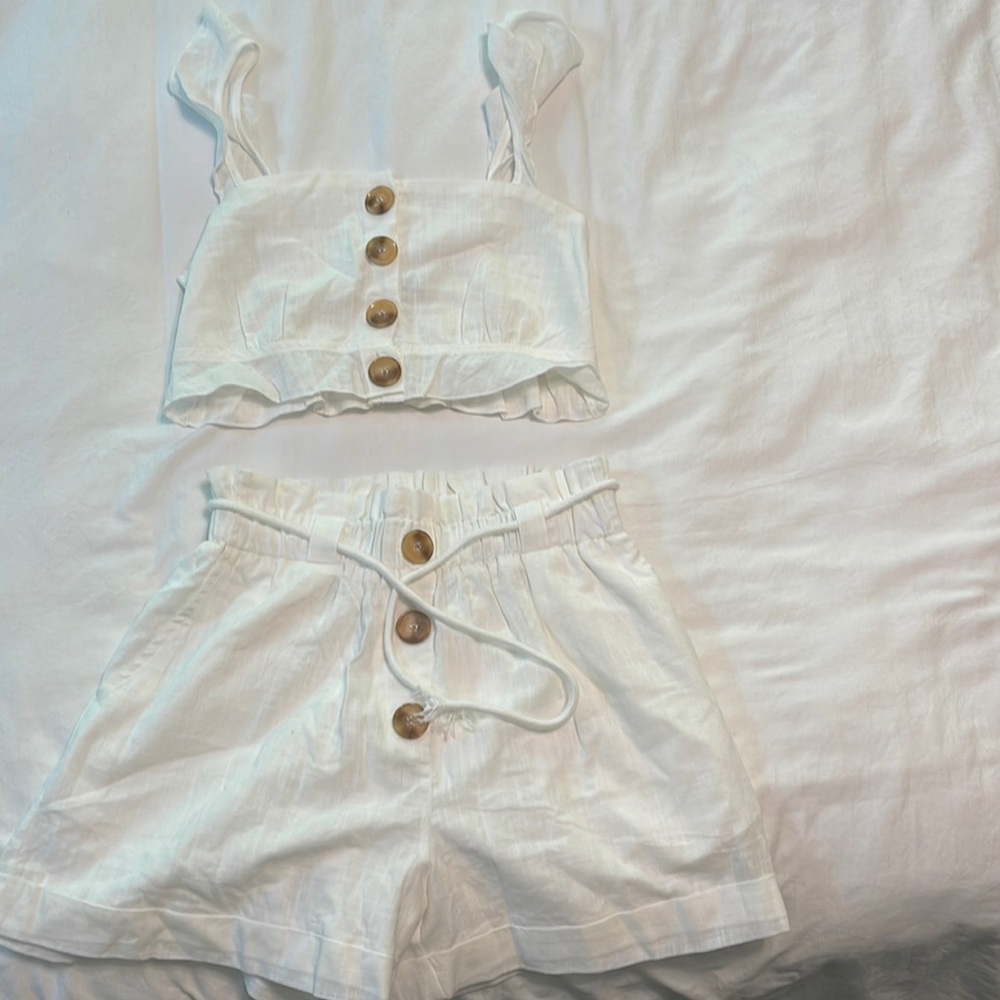 Princess Polly white shorts set!